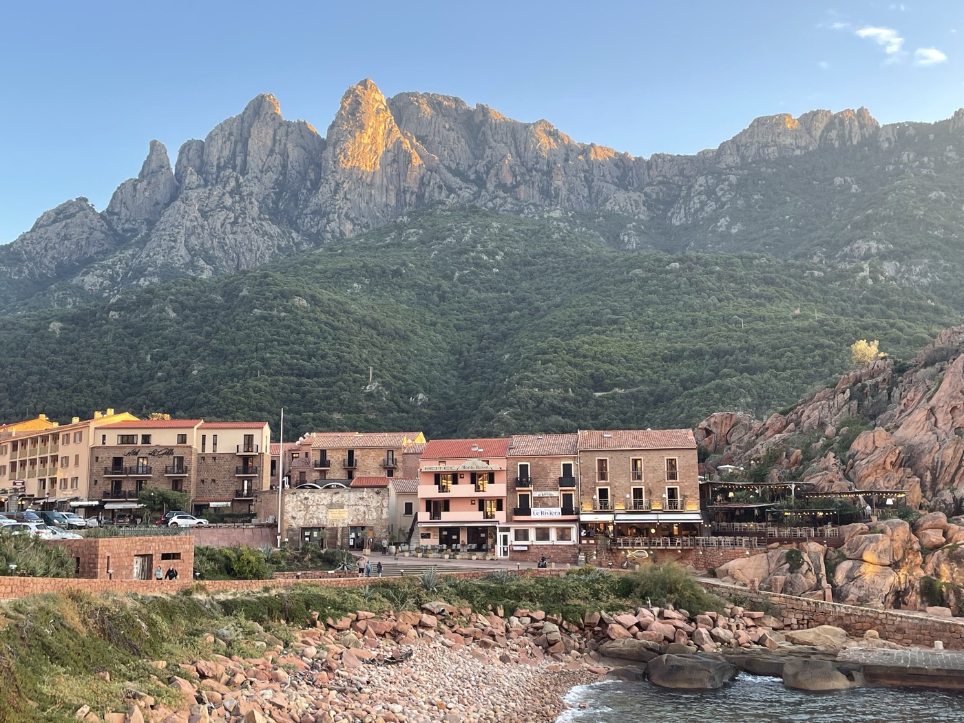 Le village de Porto au pied des montagnes