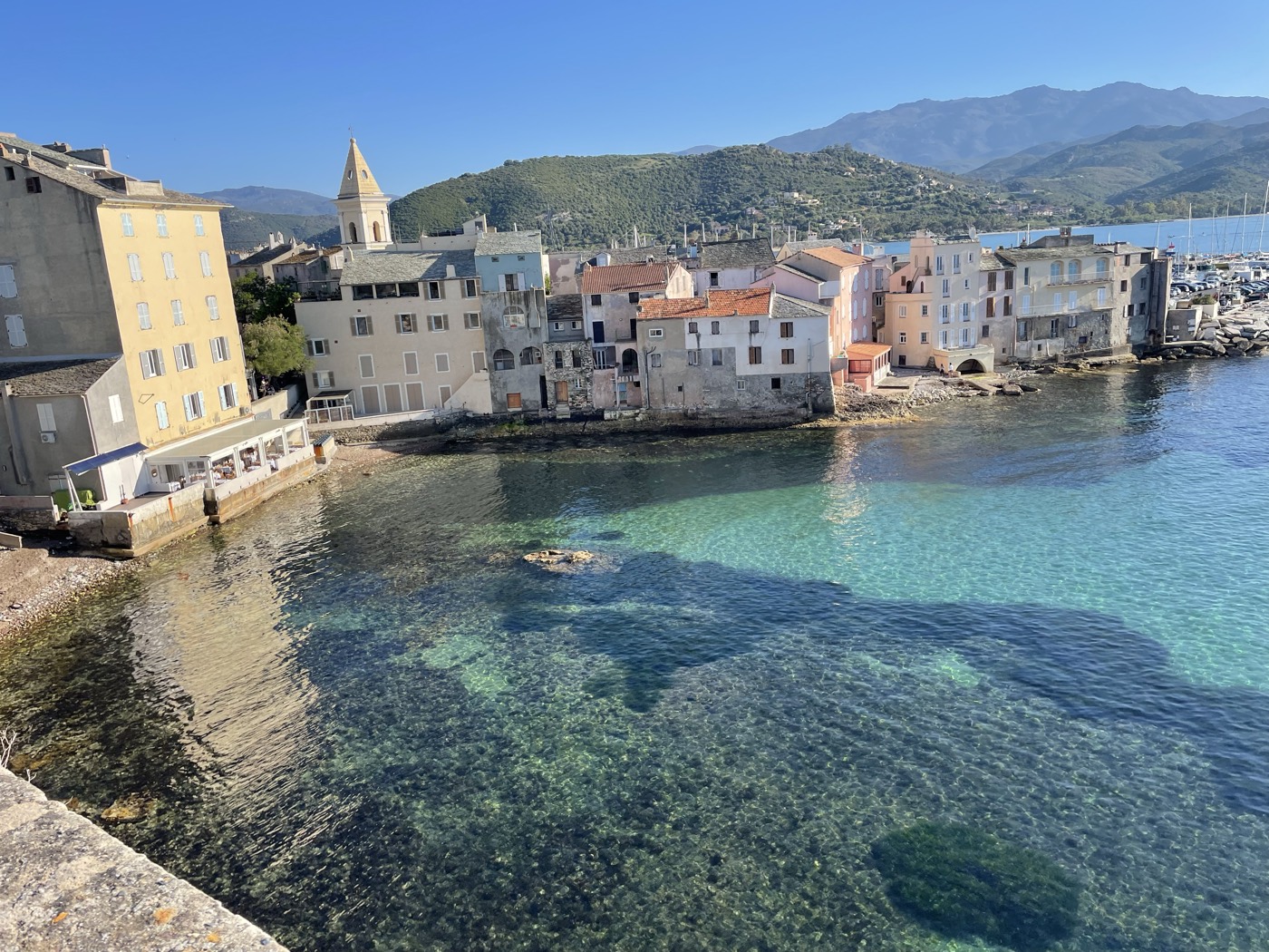 Le port de Saint-Florent et son eau turquoise
