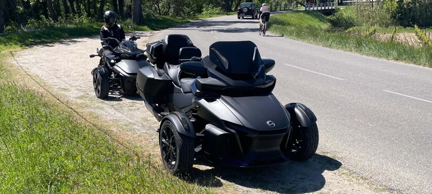 Deux Spyder sur une petite route de Provence